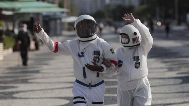 La pareja de adultos mayores que viste como astronautas para pasear seguros en Brasil