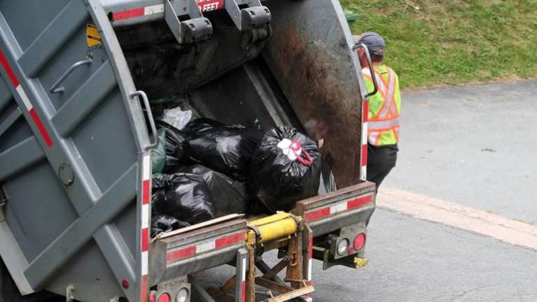 Encuentran el cadáver de un hombre de aproximadamente 30 años dentro de un recolector de basura en Quito