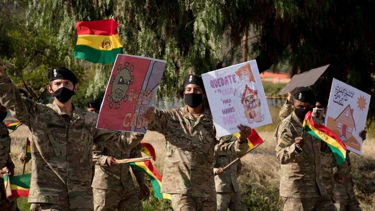Militares bolivianos cantan y bailan para promover quedarse en casa