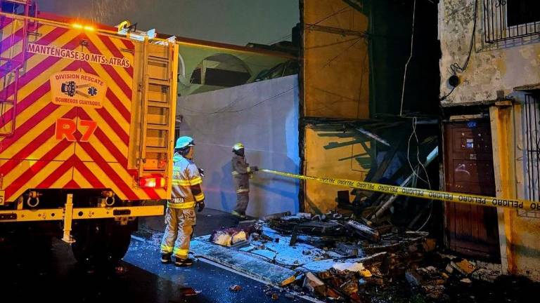 Fuerte lluvia en Guayaquil provoca colapso de una casa, árboles caídos y varias emergencias