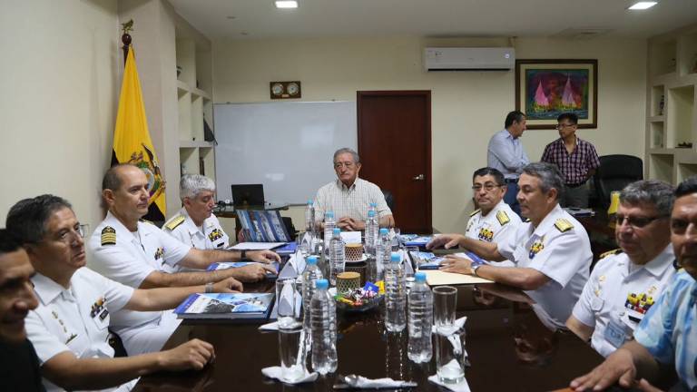 Monitorean en tiempo real a los barcos chinos en Galápagos