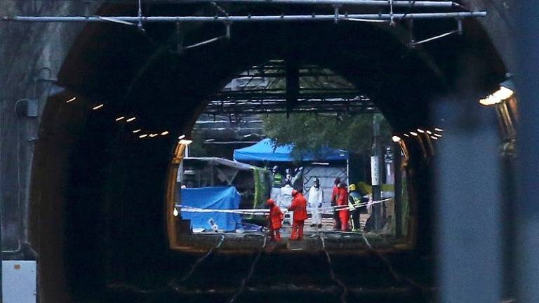 Siete muertos y 50 heridos al descarrilar un tranvía en Londres