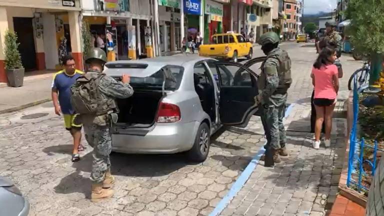 Los militares están realizando los operativos antidelincuenciales en la ciudad del Puyo.