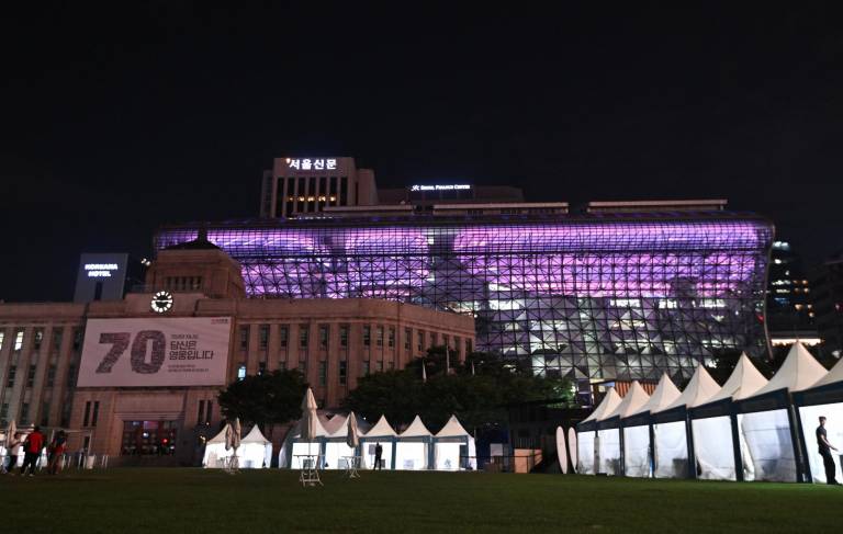 $!El emblemático Ayuntamiento de Seúl se ilumina en púrpura para celebrar el décimo aniversario del debut de las megaestrellas del K-pop BTS en Seúl.