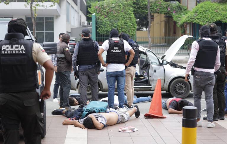 $!Guayaquil, policías toman procedimiento en TC Televisión donde varios encapuchados ingresaron y tomaron rehenes al personal.