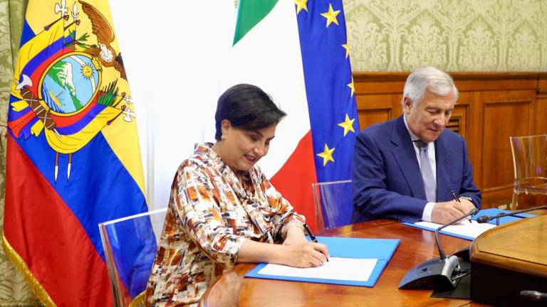 Gabriela Sommerfeld firma acuerdo con su homólogo italiano.