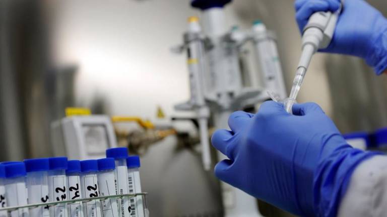 Laboratorio Moderna espera producir mil millones de dosis anuales de vacuna contra la COVID-19