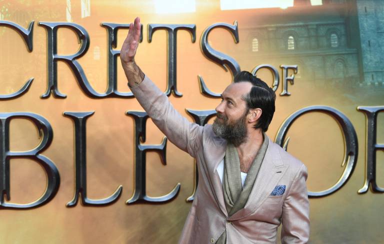 $!El actor británico Jude Law vuelve a encarnar su papel de Albus Dumbledore. EFE/EPA/NEIL HALL
