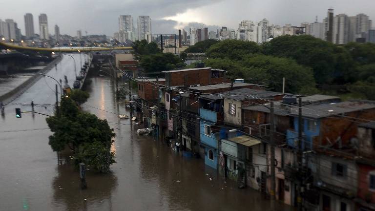 Lluvias torrenciales en Sao Paulo dejan un muerto y provocan caos