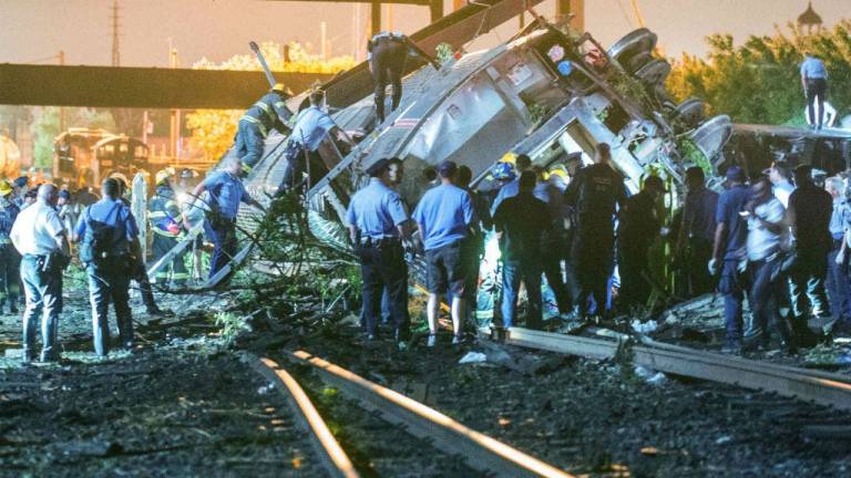 Al menos 5 muertos y 65 heridos tras descarrilarse un tren en Filadelfia