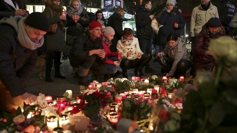 EI reivindica atentado en Berlín, sospechoso sigue en fuga