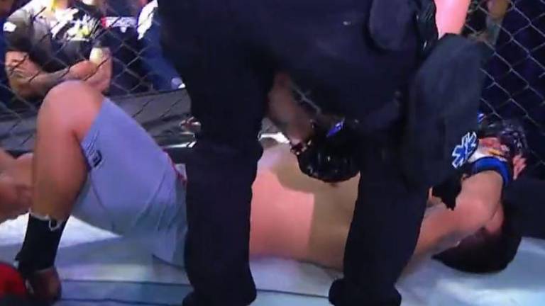 VIDEO: Peleador ecuatoriano protagonizó insólita escena al lesionarse tras saltar durante su entrada al octágono