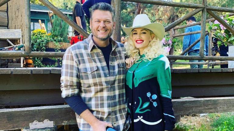 Un anillo de brillantes en la mano de Gwen Stefani dio la alerta de una posible boda secreta con Blake Shelton