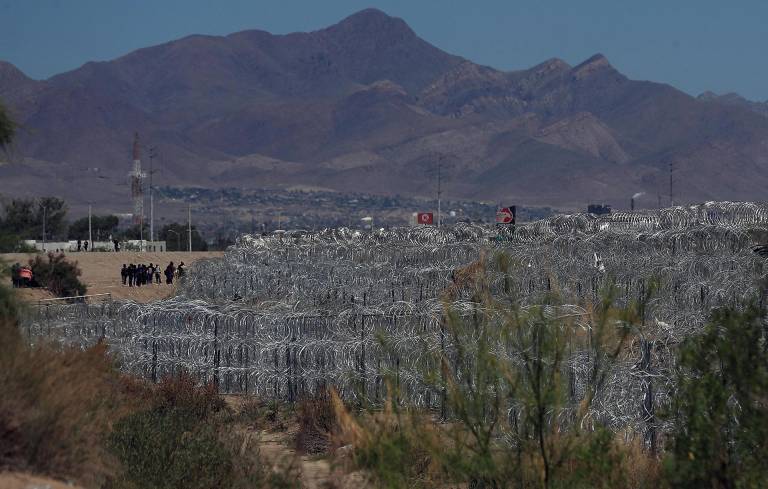 $!Fotografía que muestra una barricada de alambre de púas, en las inmediaciones de la frontera con Estados Unidos, el 2 de mayo de 2024, en Ciudad Juárez, estado de Chihuahua (México).