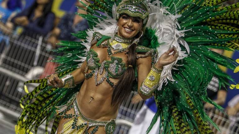 Brasileños bailan tras las comparsas en el primer día de carnaval