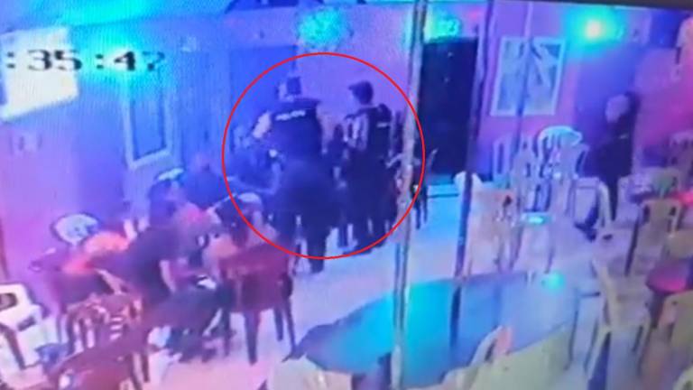 Video: Enfrentamiento armado dentro de centro de tolerancia de Esmeraldas deja un policía muerto y otro herido