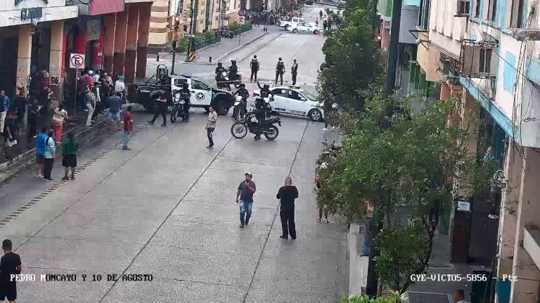 Falsa alarma de bomba en el Mercado Central de Guayaquil: esto encontró el GIR dentro de la mochila