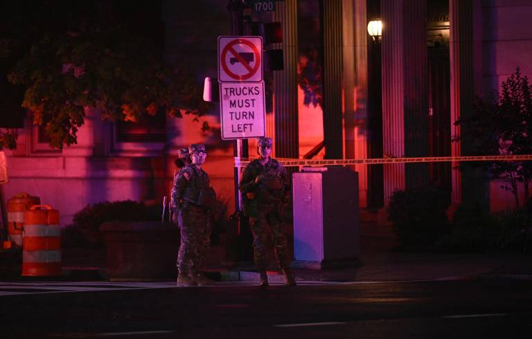 $!Oficiales de la Guardia Nacional vigilan la Casa Blanca luego del tiroteo.