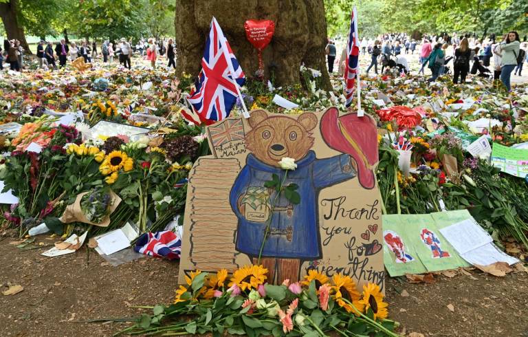 $!Imagen de Green Park donde se pueden apreciar los cientos de flores y tributos a la reina Isabel II.