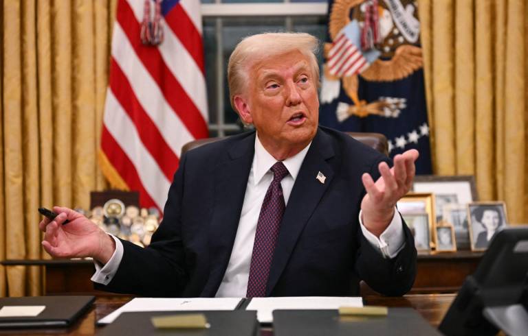 $!El presidente de Estados Unidos, Donald Trump, habla con los periodistas mientras firma una orden ejecutiva.