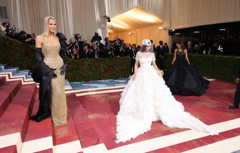 $!De Izquierda a derecha Khloe Kardashian, Kylie Jenner y Kendall Jenner en la red carpet del Met Gala 2022.