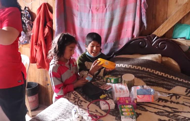 $!Niño que vendía a su gato en Gualaceo, para ir a la escuela y comer, recibe ayuda