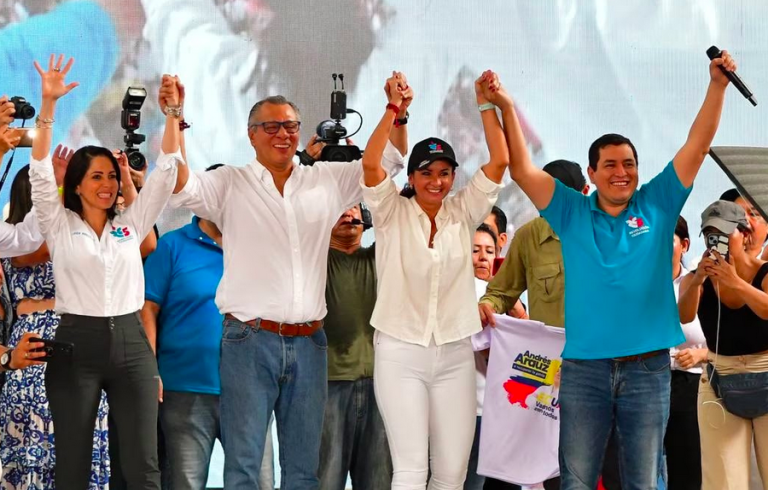 $!Luisa González junto al exvicepresidente Jorge Glas, la prefecta de Guayas, Marcela Aguiñaga y su candidato a la vicepresidencia, Andrés Araúz.
