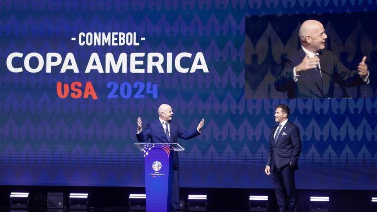 El Presidente de la FIFA, Gianni Infantino (i), habla con el Presidente de la CONMEBOL, Alejandro Domínguez, durante la ceremonia del sorteo de la fase de grupos de la Copa América 2024.