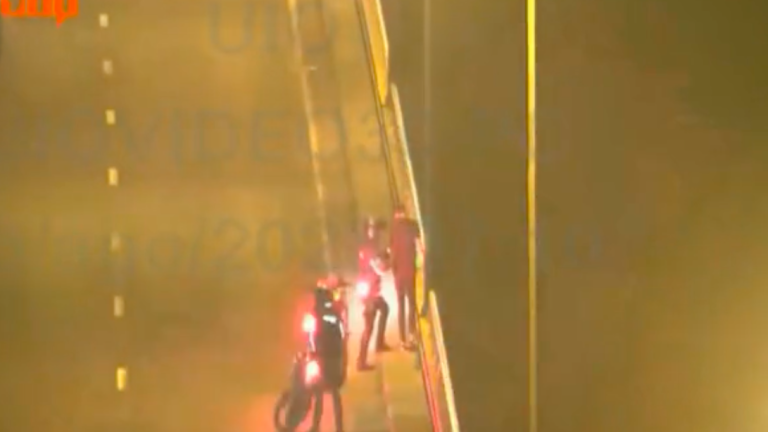 Así salvaron dos policías a un hombre que intentaba quitarse la vida en el puente del Río Chiche en Quito