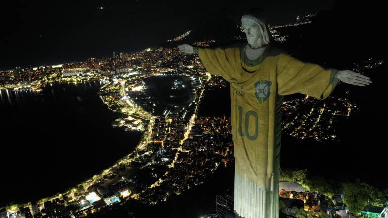 Cristo de Rio se iluminó con la '10' y el papa envió mensaje en homenajes a Pelé
