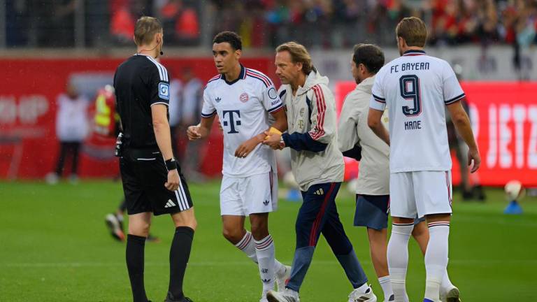 Jamal Musiala siendo atendido en el amistoso del Bayern Múnich ante Heidenheim.