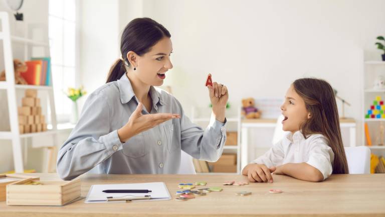 Puede ser un reto, pero vale la pena empezarlo a temprana edad por la facilidad que los niños tienen de aprendizaje.