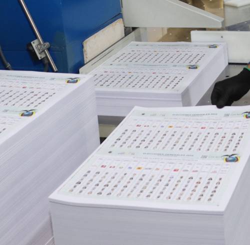 Impresión de papeletas y documentos para las elecciones.