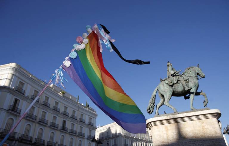 $!Manifestación celebrada este lunes en la Puerta del Sol, en Madrid, para condenar la brutal agresión que acabó este sábado con la vida del joven Samuel Luiz.