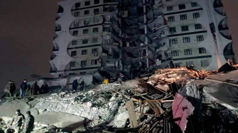 La misma escena de devastación se extendía por las principales ciudades fronterizas de Turquía y Siria tras el sismo de magnitud 7.8 que se produjo antes del amanecer.