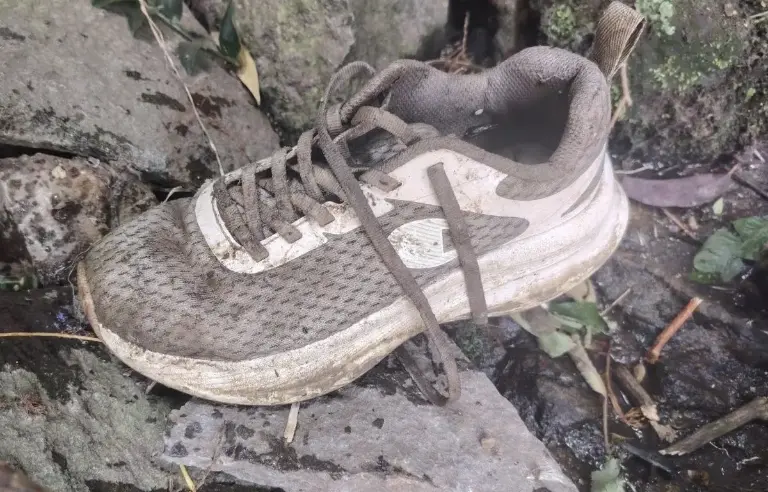 $!El zapato hallado en el río Machángara.