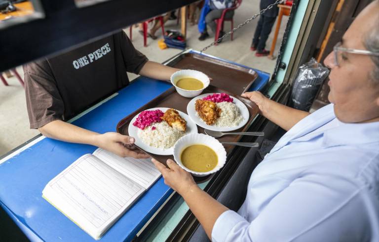 $!El comedor Cinco Panes, en Lago Agrio, entrega más de 170 almuerzos diarios a refugiados y personas locales que no pueden costearse una comida.