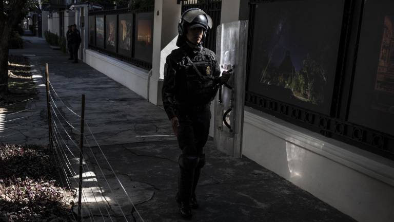 Una policía antidisturbios pasa por la embajada de Ecuador en Ciudad de México el 6 de abril de 2024, tras la ruptura de relaciones diplomáticas entre los dos países.
