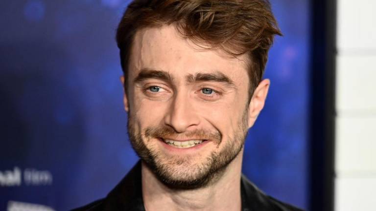 El actor británico Daniel Radcliffe en su arribo a la premiere de Weird: The Al Yankovic Story en el 2022. El actor a comentado que le entristece la posición de la escritora J.K. Rowling sobre las personas transgéneros.
