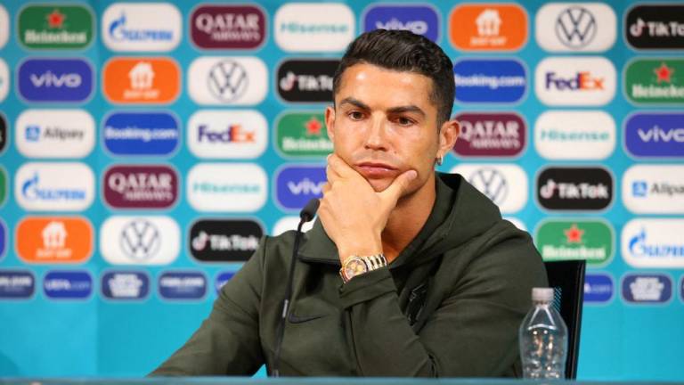 Empresa de refrescos responde a Cristiano Ronaldo tras retirar las gaseosas en una rueda de prensa