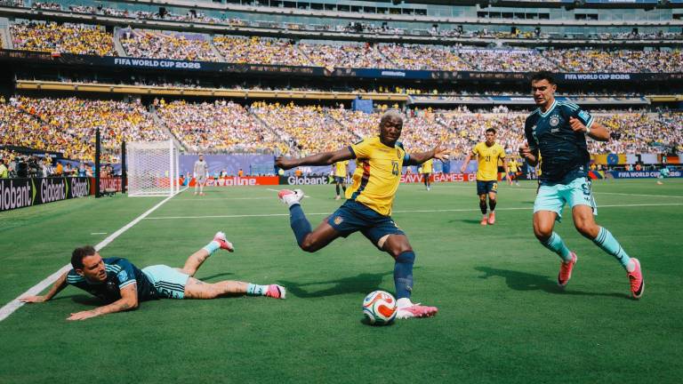 Jugadores de Ecuador y Alemania disputan el balón en el Mundial 2026.