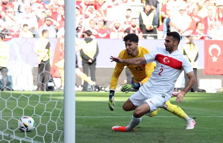 $!Otra perspectiva de Altay Bayindir y Mehmet Zeki Celik persiguiendo el balón.