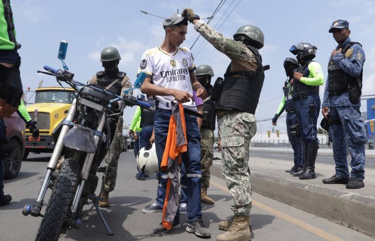 $!Fotografía de revisión a un joven adulto durante operativo militar en Guayaquil.