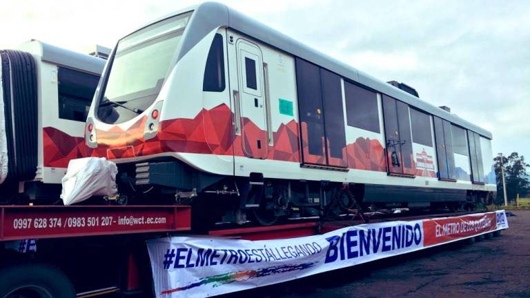 Llega a Quito el segundo tren del metro construido en España