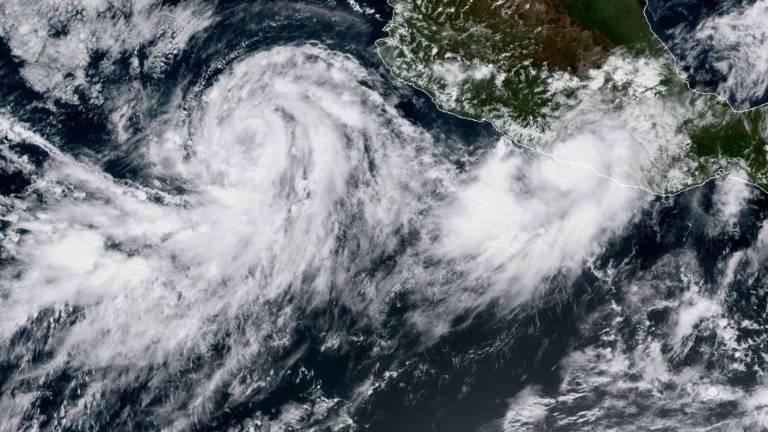 Huracán Norma, estacionado en el Pacífico, causa lluvias en Baja California