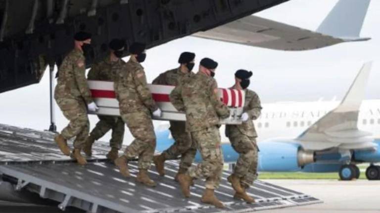 Biden recibe los restos de los militares muertos en Afganistán, en medio de críticas