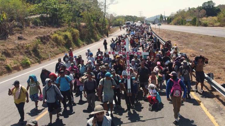 Migrantes caminan en una caravana llamada 'Viacrucis migrante' en México.