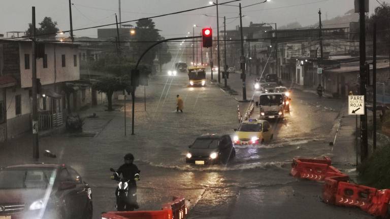 Fuertes lluvias causan inundaciones y tragedia: niño de 11 años murió tras caer en una alcantarilla en Guayaquil