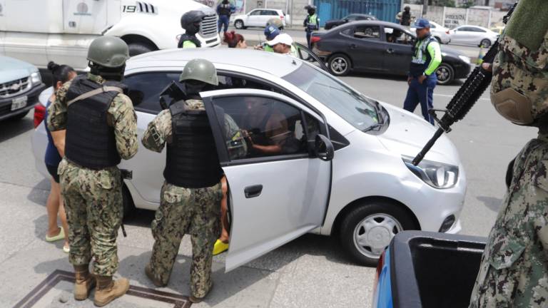 Vehículo es revisado por elementos de las Fuerzas Armadas en pleno Estado de Excepción por Conflicto Armado Interno en Ecuador.