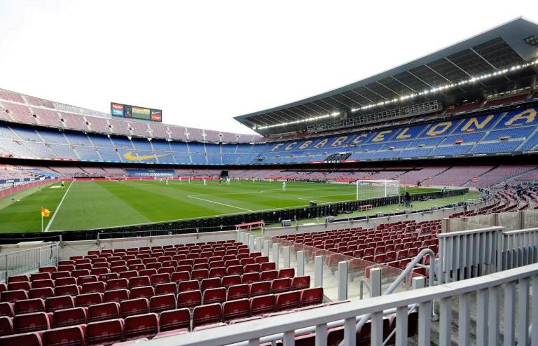 $!El estadio barcelonés Camp Nou estuvo a puerta cerrada mientras en su gramado se disputaba el partido más atractivo del mundo. La victoria de lo blancos los mantiene en el liderato, el FC Barcelona se hunde en su crisis.